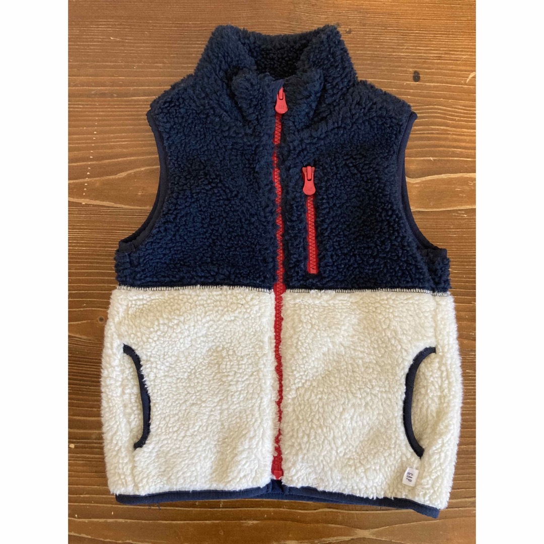 babyGAP(ベビーギャップ)のGAP ボアベスト　子供用 キッズ/ベビー/マタニティのキッズ服男の子用(90cm~)(ジャケット/上着)の商品写真