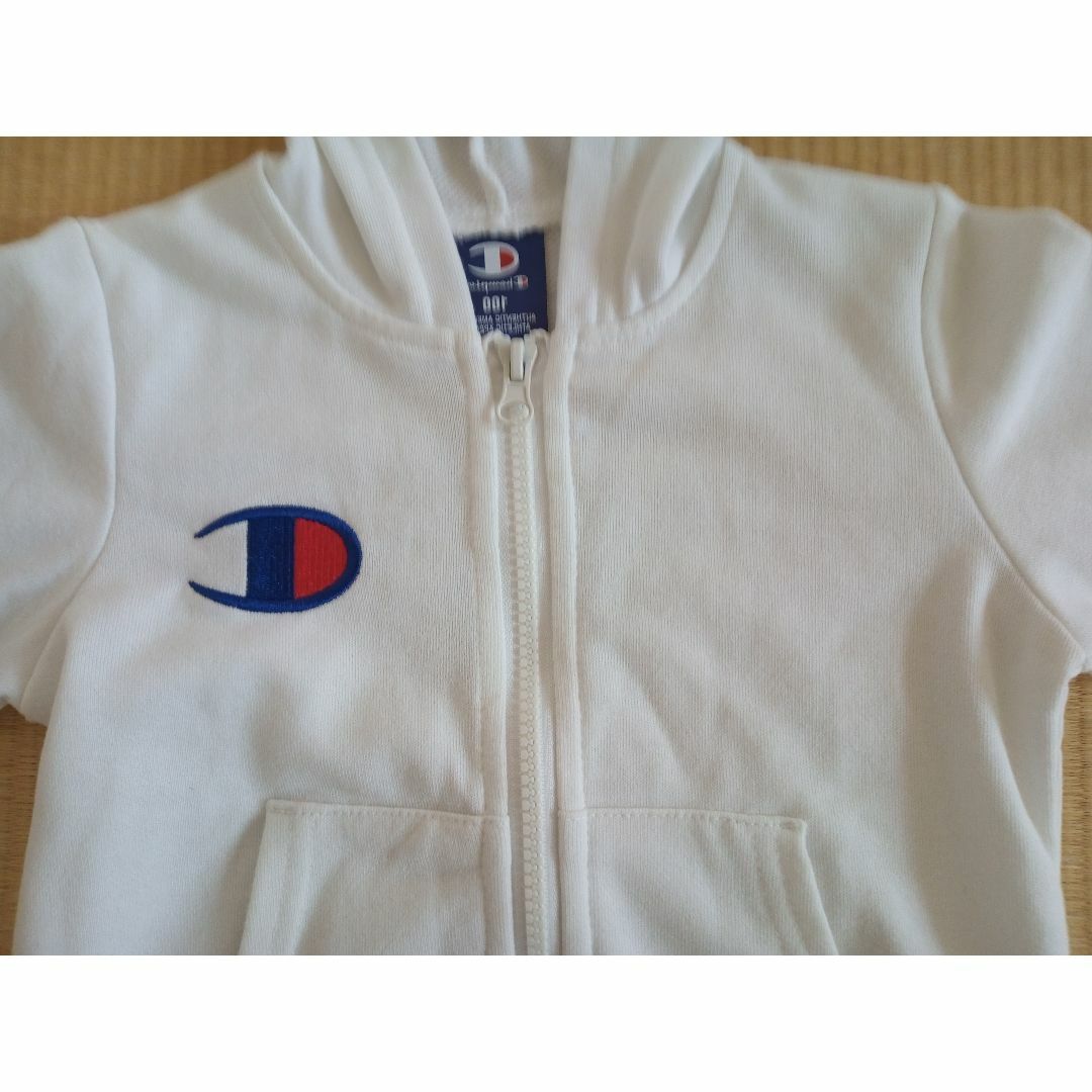 Champion(チャンピオン)のチャンピオン　キッズパーカー　ホワイト100cm キッズ/ベビー/マタニティのキッズ服男の子用(90cm~)(ジャケット/上着)の商品写真