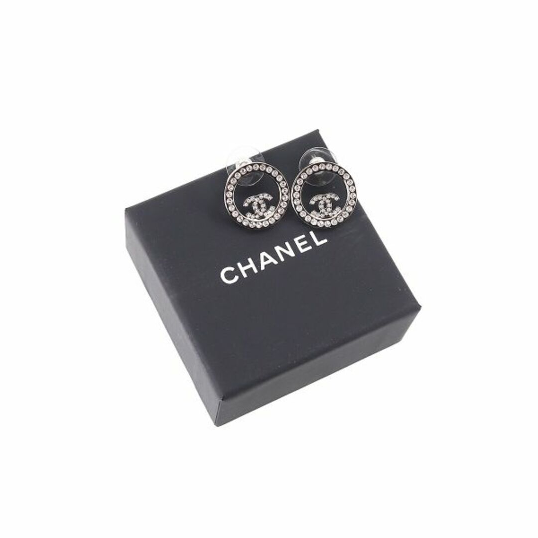 CHANEL(シャネル)の未使用 展示品 CHANEL ココマーク ラウンド ピアス ラインストーン シルバー B23V アクセサリー A96562 VLP 90180031 レディースのアクセサリー(ピアス)の商品写真