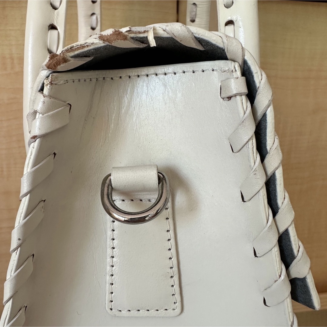 GRACE CONTINENTAL(グレースコンチネンタル)のグレースコンチネンタル　カービングバック　ホワイト レディースのバッグ(ハンドバッグ)の商品写真