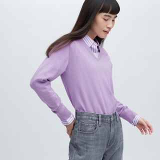 ユニクロ(UNIQLO)のユニクロ　ウォッシャブルコットンVネックセーター長袖Sパープル(ニット/セーター)