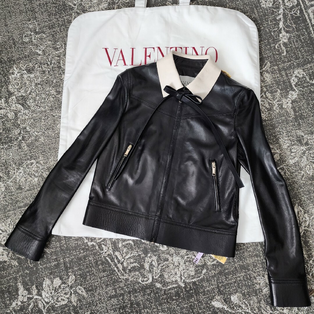 VALENTINO(ヴァレンティノ)の専用　VALENTINO  ヴァレンティノ　白襟リボンレザージャケット レディースのジャケット/アウター(その他)の商品写真