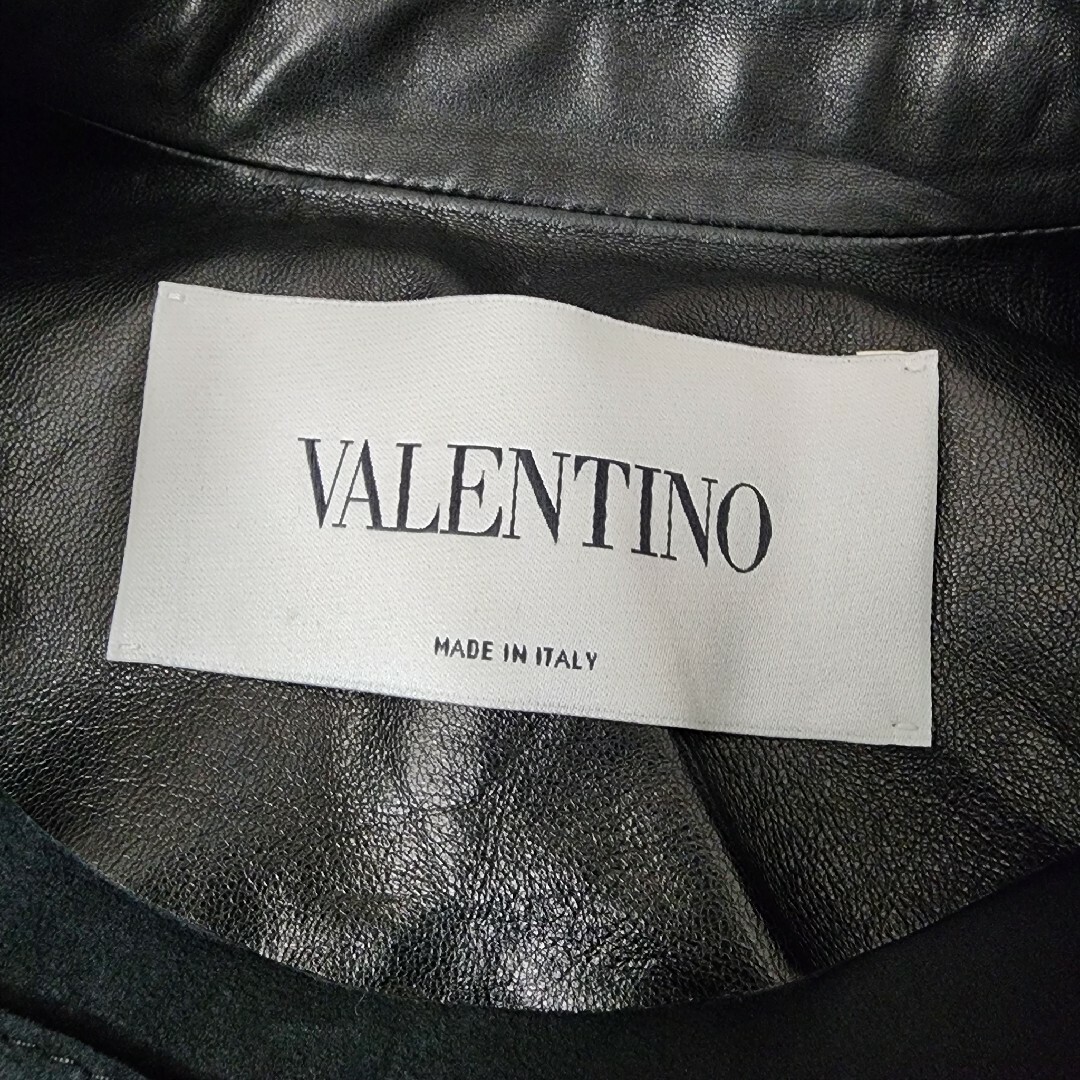 VALENTINO(ヴァレンティノ)の専用　VALENTINO  ヴァレンティノ　白襟リボンレザージャケット レディースのジャケット/アウター(その他)の商品写真