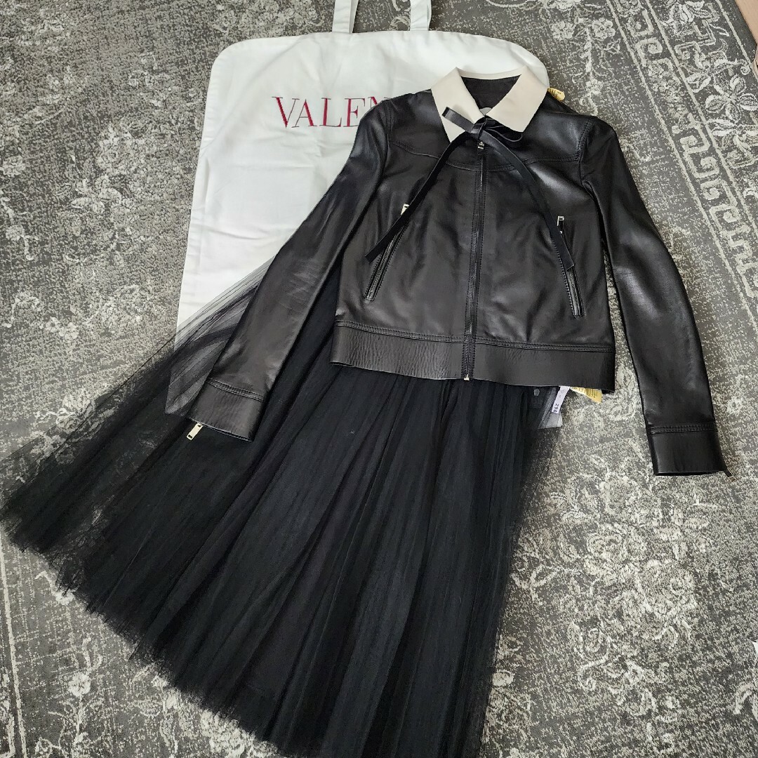 VALENTINO(ヴァレンティノ)の専用　VALENTINO  ヴァレンティノ　白襟リボンレザージャケット レディースのジャケット/アウター(その他)の商品写真