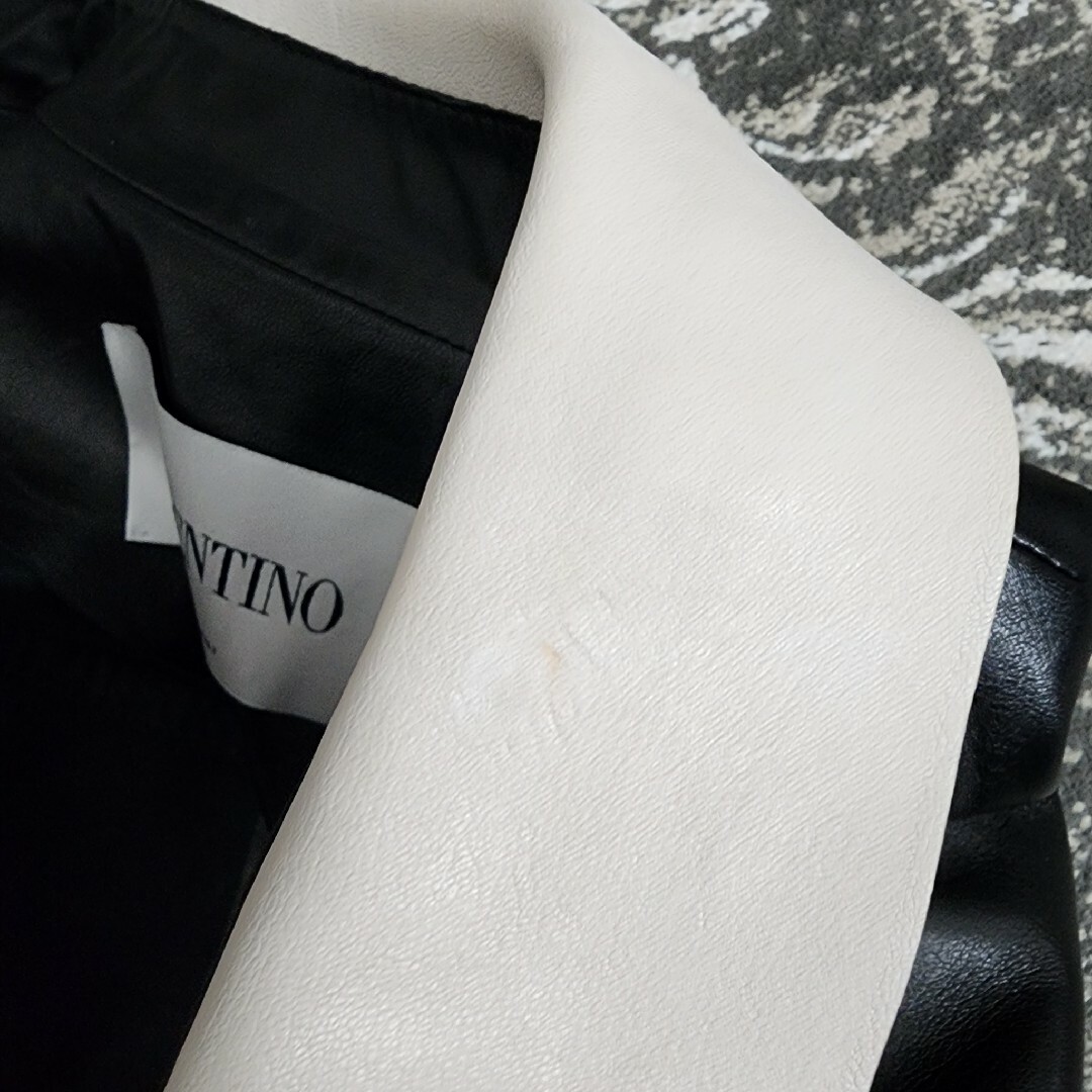 VALENTINO(ヴァレンティノ)の専用　VALENTINO  ヴァレンティノ　白襟リボンレザージャケット レディースのジャケット/アウター(その他)の商品写真