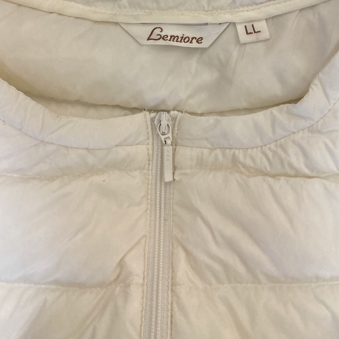 レディース ライトダウンベスト  ホワイト 薄手・軽量 レディースのジャケット/アウター(ダウンベスト)の商品写真