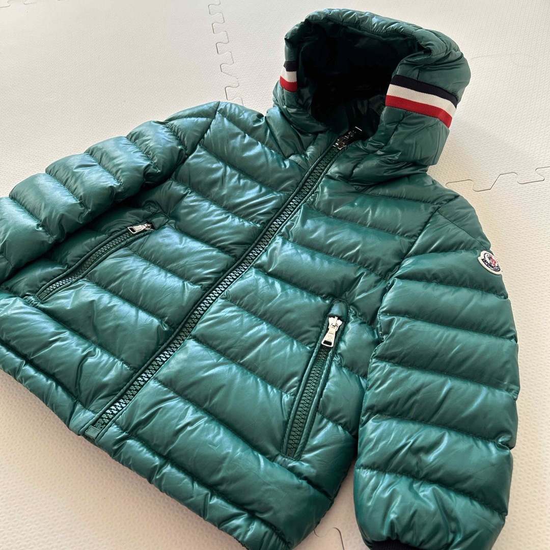 MONCLER(モンクレール)のモンクレール　キッズダウン　グリーン　4歳(104) キッズ/ベビー/マタニティのキッズ服男の子用(90cm~)(ジャケット/上着)の商品写真