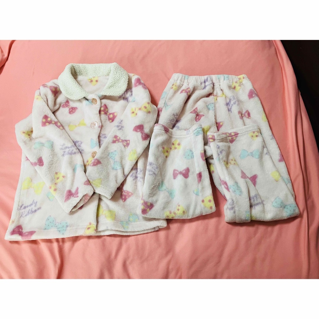 AEON(イオン)のもこもこパジャマ　130 上下セット　リボン柄 キッズ/ベビー/マタニティのキッズ服女の子用(90cm~)(パジャマ)の商品写真