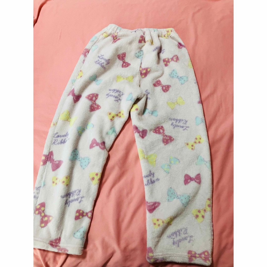 AEON(イオン)のもこもこパジャマ　130 上下セット　リボン柄 キッズ/ベビー/マタニティのキッズ服女の子用(90cm~)(パジャマ)の商品写真