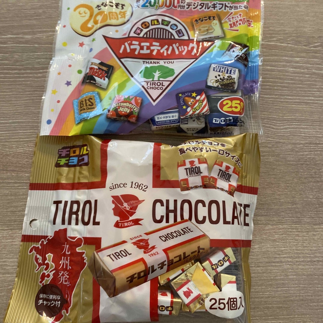 チロルチョコ2袋 食品/飲料/酒の食品(菓子/デザート)の商品写真