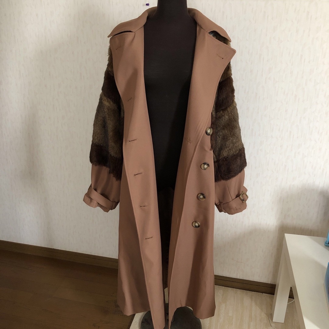 MURUA(ムルーア)の美品！MURUA☆ロングトレンチコート　袖がフェイクファー レディースのジャケット/アウター(ロングコート)の商品写真