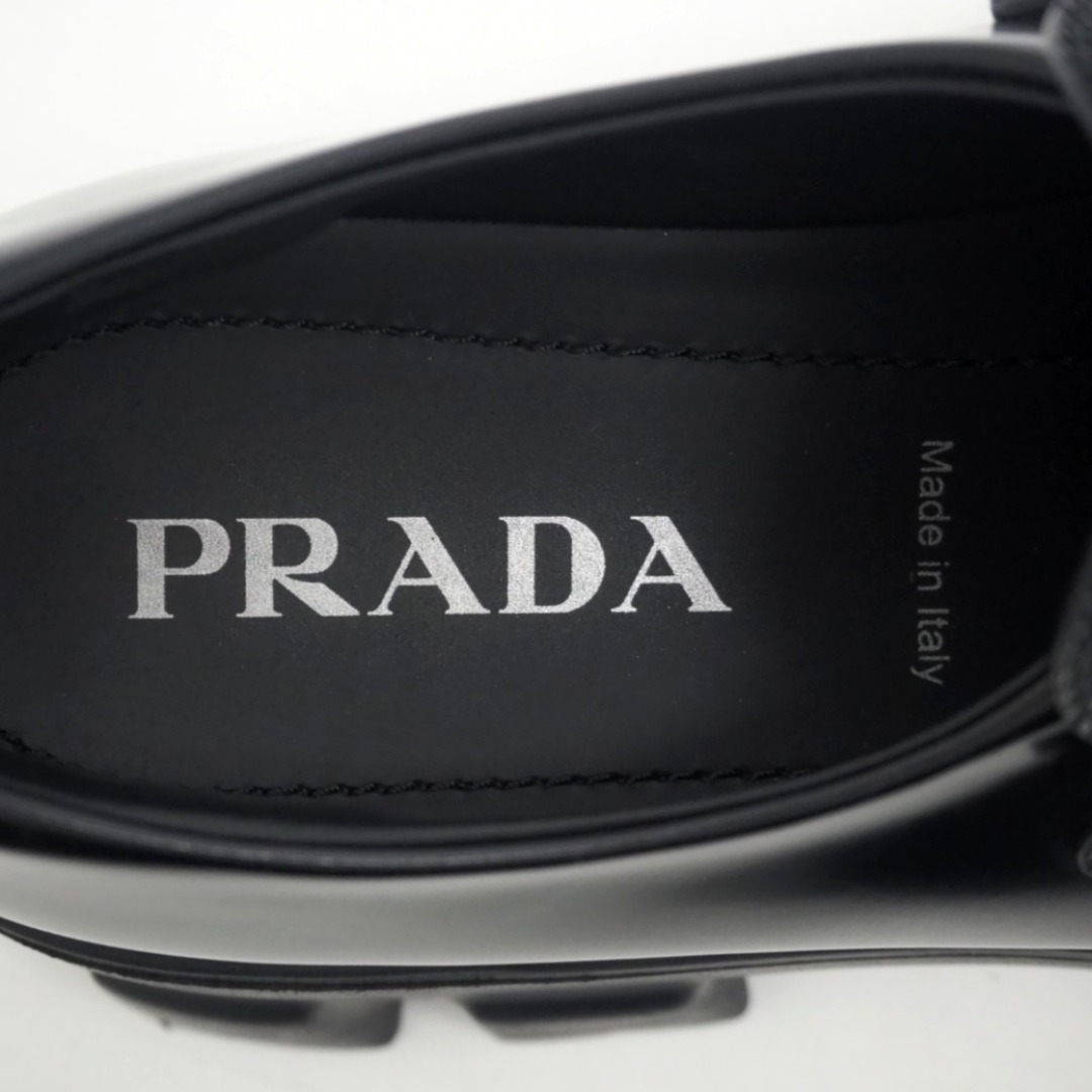 PRADA(プラダ)のプラダ PRADA ローファー
 トライアングルロゴ モノリス 35 1/2 ブラック レディースの靴/シューズ(ローファー/革靴)の商品写真