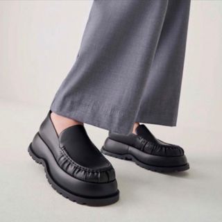 チャールズアンドキース(Charles and Keith)のアストリッド　ルーシュドプラットフォーム　厚底　ローファー　(ローファー/革靴)