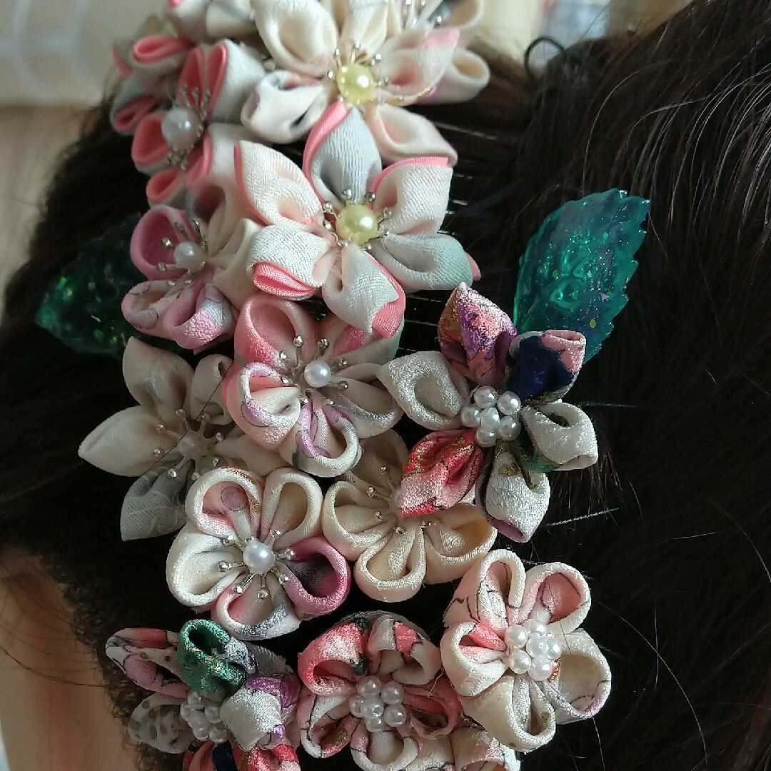 着物生地絹つまみ細工髪飾り ハンドメイドのアクセサリー(ヘアアクセサリー)の商品写真