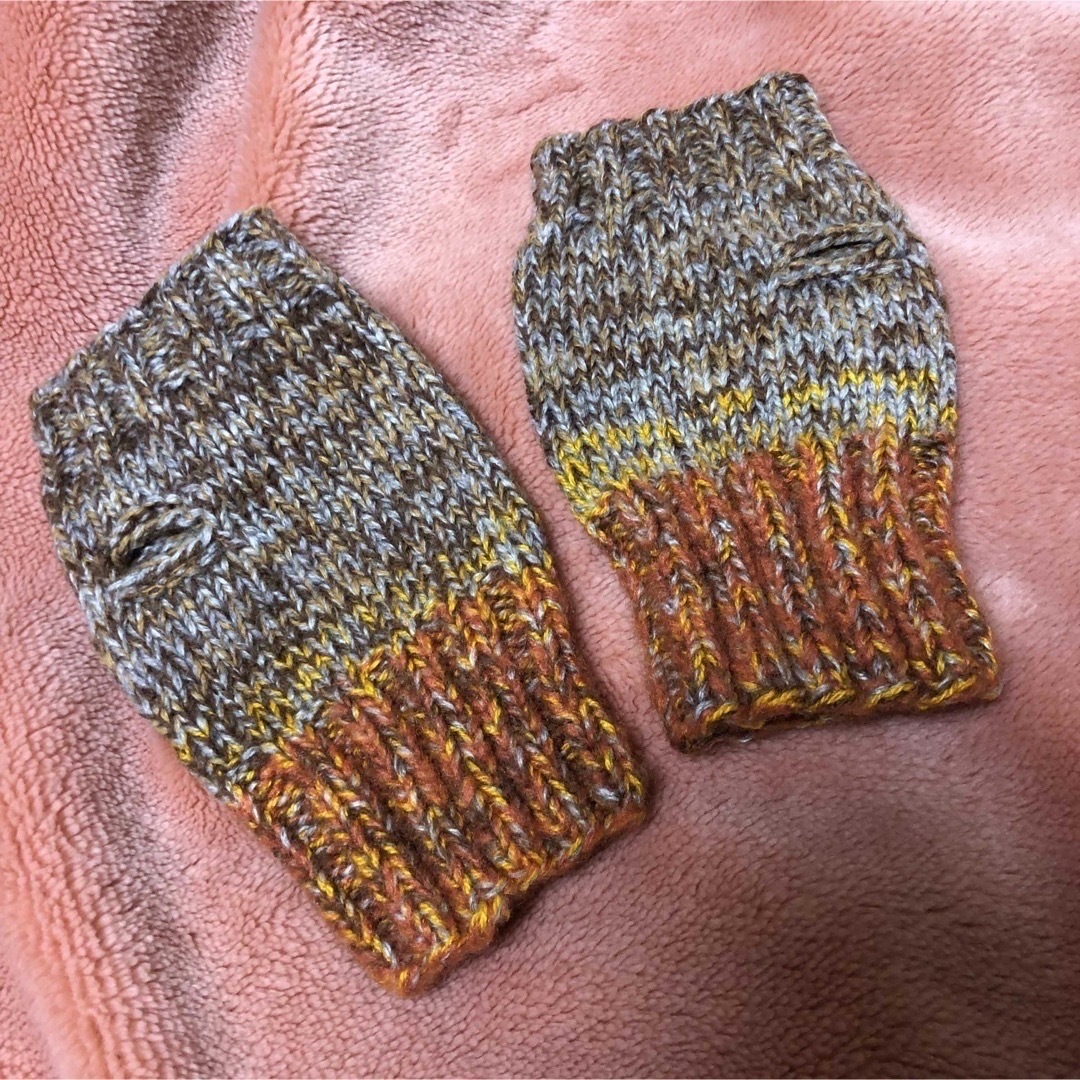 オシャレな手編みのニット手袋　指無しタイプのハンドウォーマー　M レディースのファッション小物(手袋)の商品写真