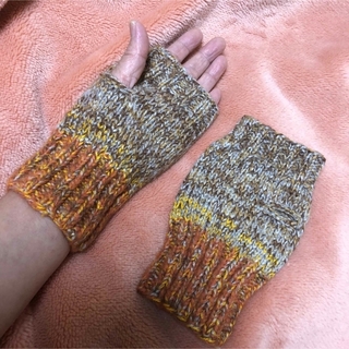 オシャレな手編みのニット手袋　指無しタイプのハンドウォーマー　M(手袋)