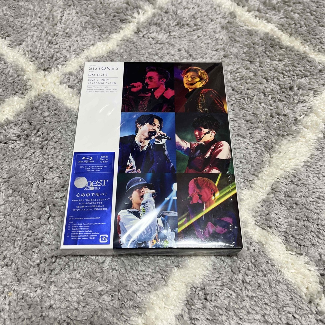 SixTONES(ストーンズ)のon　eST（初回盤） Blu-ray エンタメ/ホビーのDVD/ブルーレイ(アイドル)の商品写真