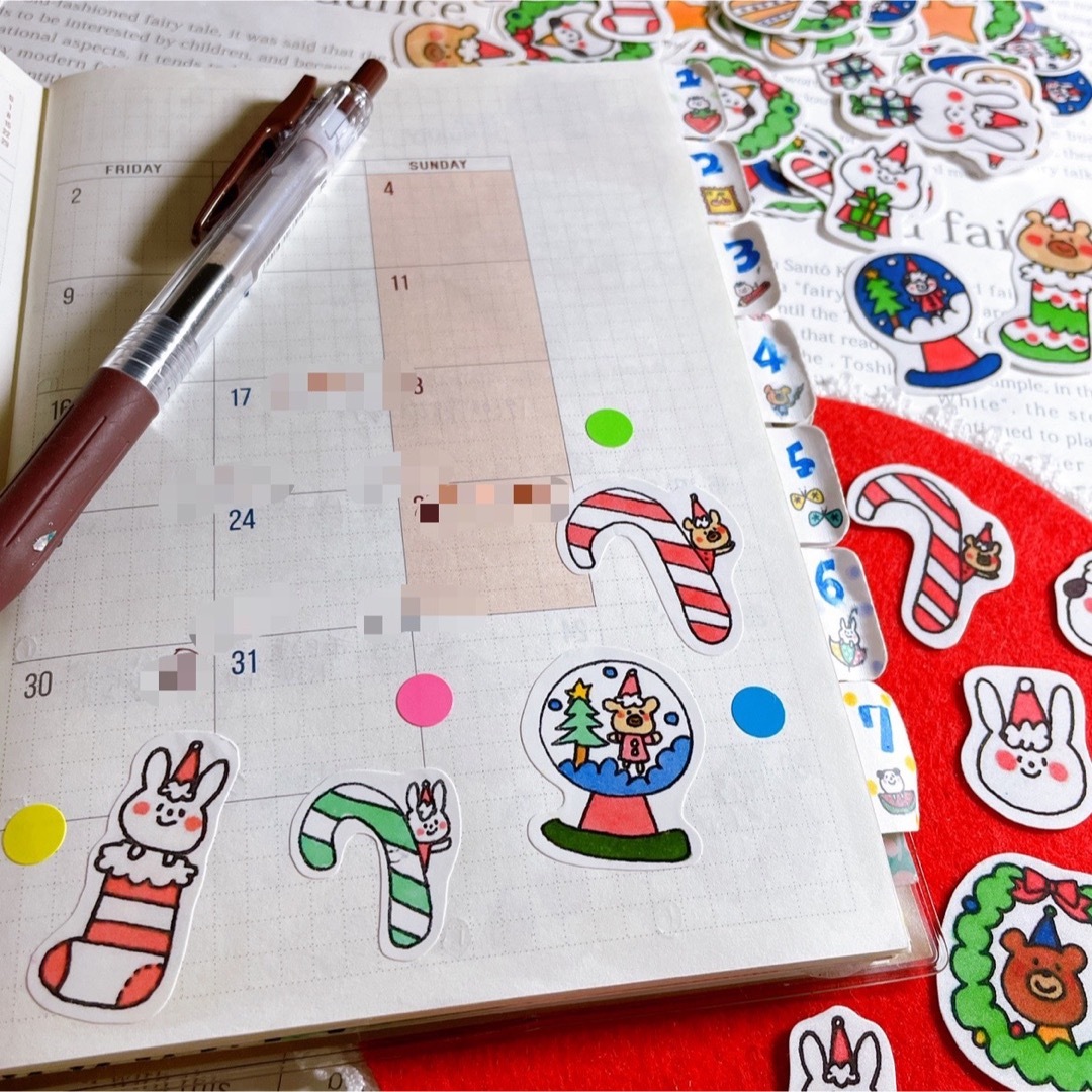 【87】クリスマス　フレークシール　50枚　リース　サンタクロース　ラッピング ハンドメイドの文具/ステーショナリー(しおり/ステッカー)の商品写真