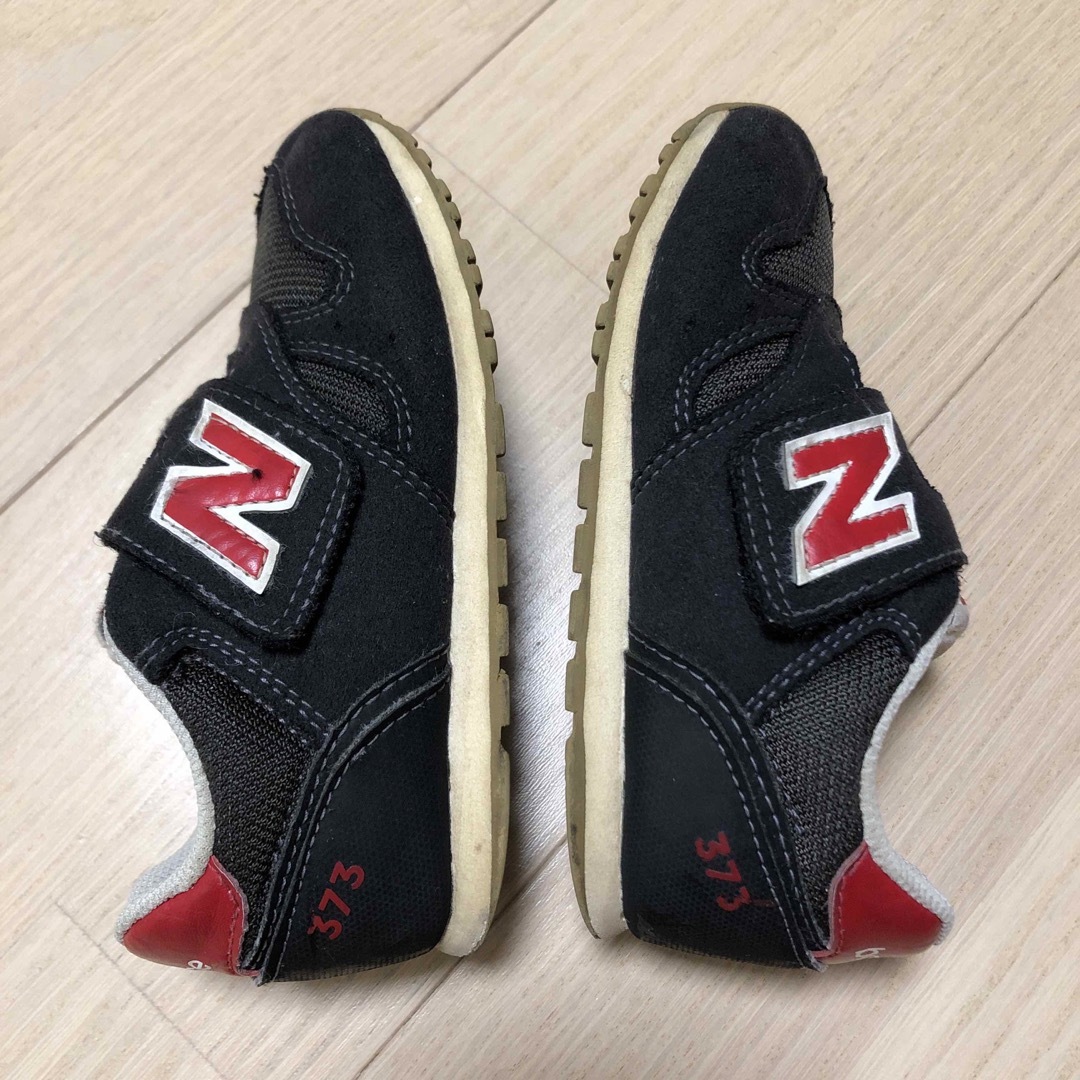 New Balance(ニューバランス)のニューバランス　スニーカー　IZ373 黒　ブラック　赤　レッド　16.0cm キッズ/ベビー/マタニティのキッズ靴/シューズ(15cm~)(スニーカー)の商品写真