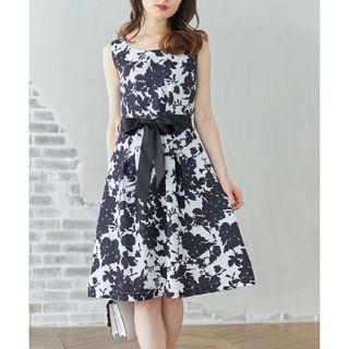 トッコクローゼット(TOCCO closet)のトッコクローゼット ウエストりぼん付きモノトーンフラワープリントワンピース(ひざ丈ワンピース)