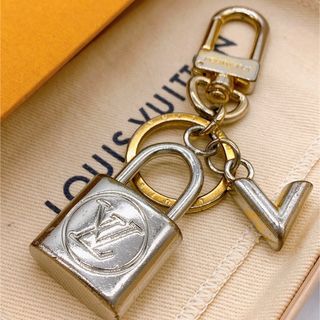 ルイヴィトン(LOUIS VUITTON)のLOUIS VUITTON カレイドV パドロック キーホルダー シルバー (キーホルダー)