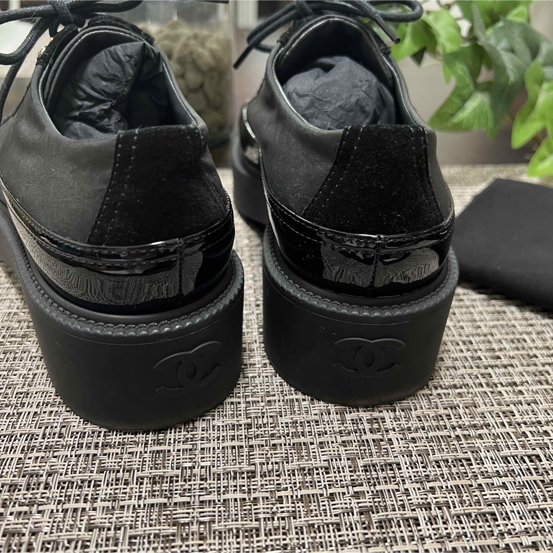 CHANEL シャネル 靴 ローファー エナメル ひも靴 ブラック 布袋付き CHANEL シャネル 靴 ローファー エナメル ひも靴 ブラック 布袋付き