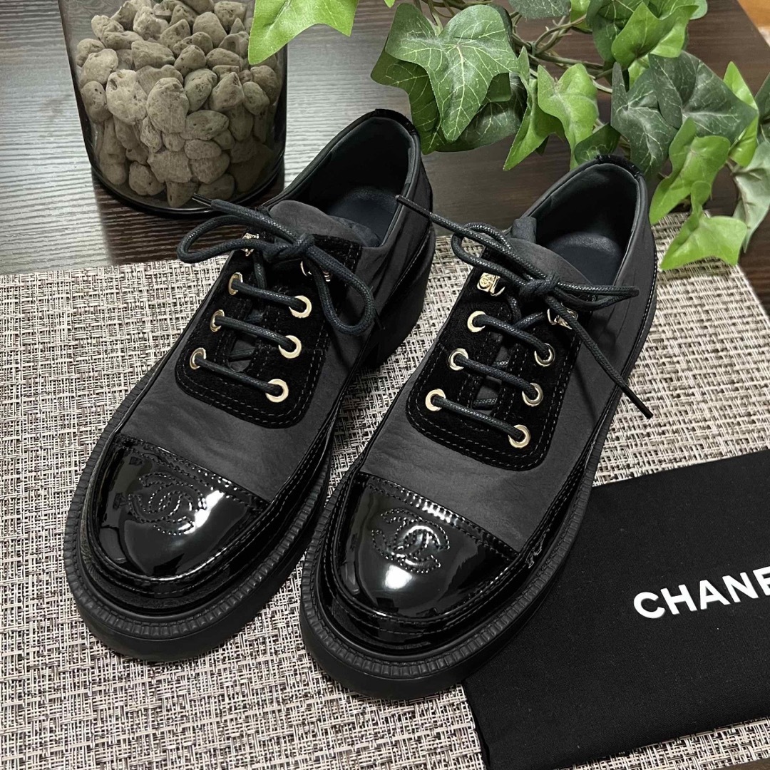 CHANEL シャネル 靴 ローファー エナメル ひも靴 ブラック 布袋付き CHANEL シャネル 靴 ローファー エナメル ひも靴 ブラック 布袋付き