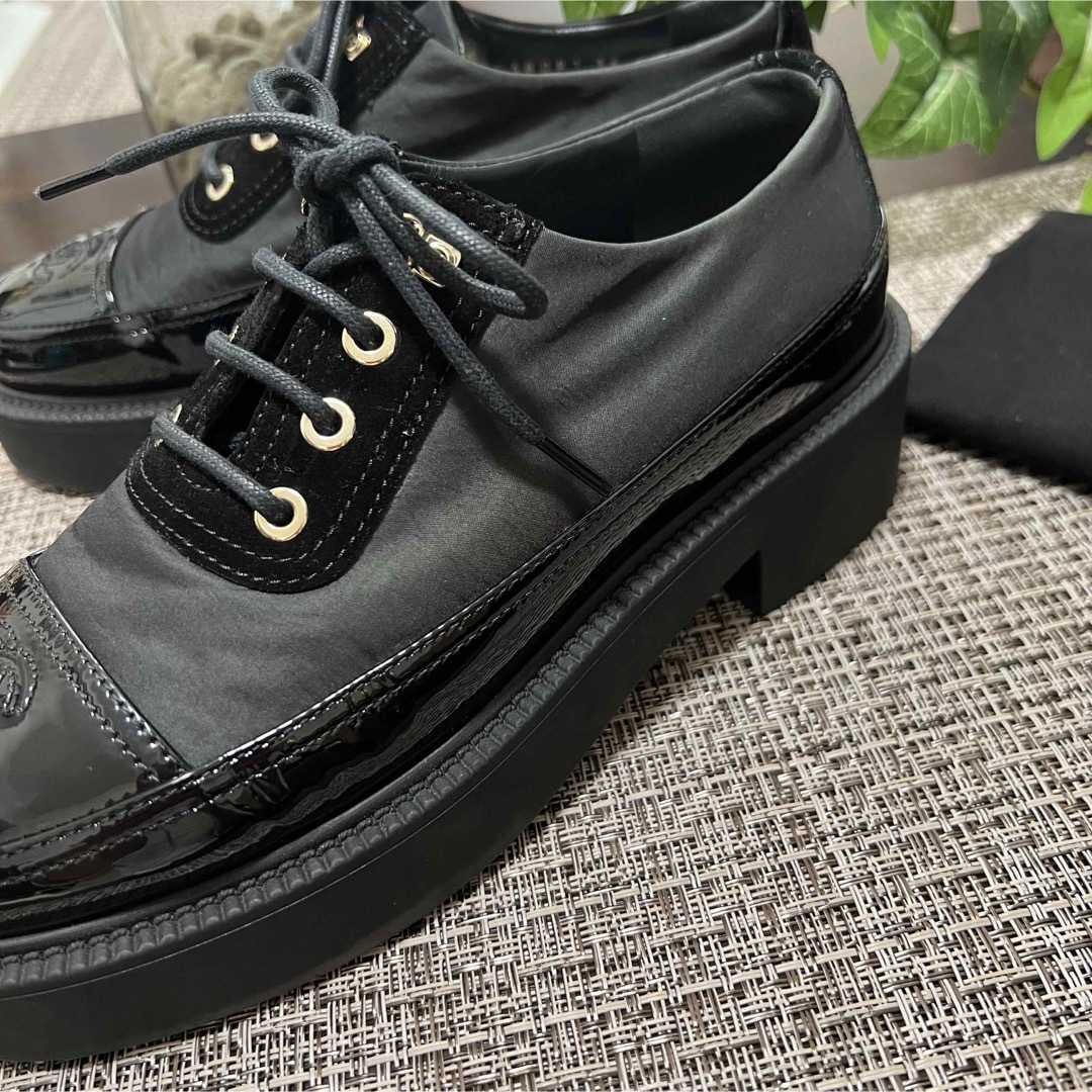 CHANEL シャネル 靴 ローファー エナメル ひも靴 ブラック 布袋付き CHANEL シャネル 靴 ローファー エナメル ひも靴 ブラック 布袋付き