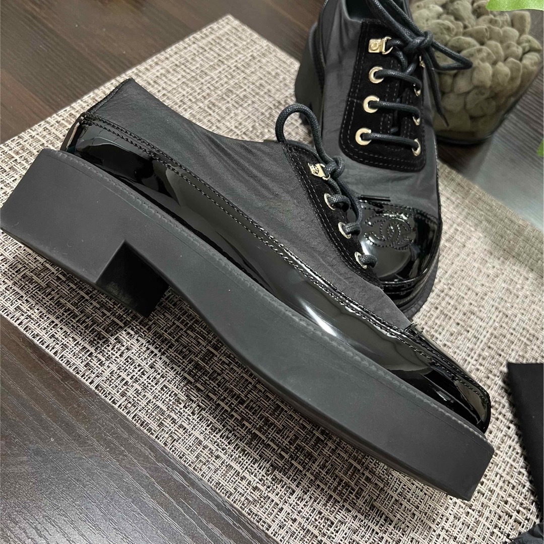 CHANEL シャネル 靴 ローファー エナメル ひも靴 ブラック 布袋付き CHANEL シャネル 靴 ローファー エナメル ひも靴 ブラック 布袋付き