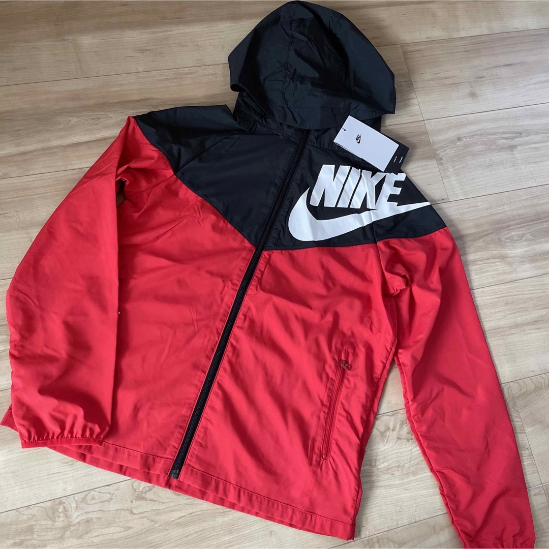 NIKE(ナイキ)のNIKE ナイキ　ナイロン　アウター　ブラック　レッド　150 キッズ/ベビー/マタニティのキッズ服男の子用(90cm~)(ジャケット/上着)の商品写真