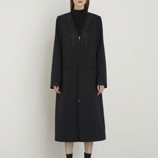 ロキト(LOKITHO)のLOKITHO 23AW CORD EMB.COAT 1 NVYBRW(ロングコート)