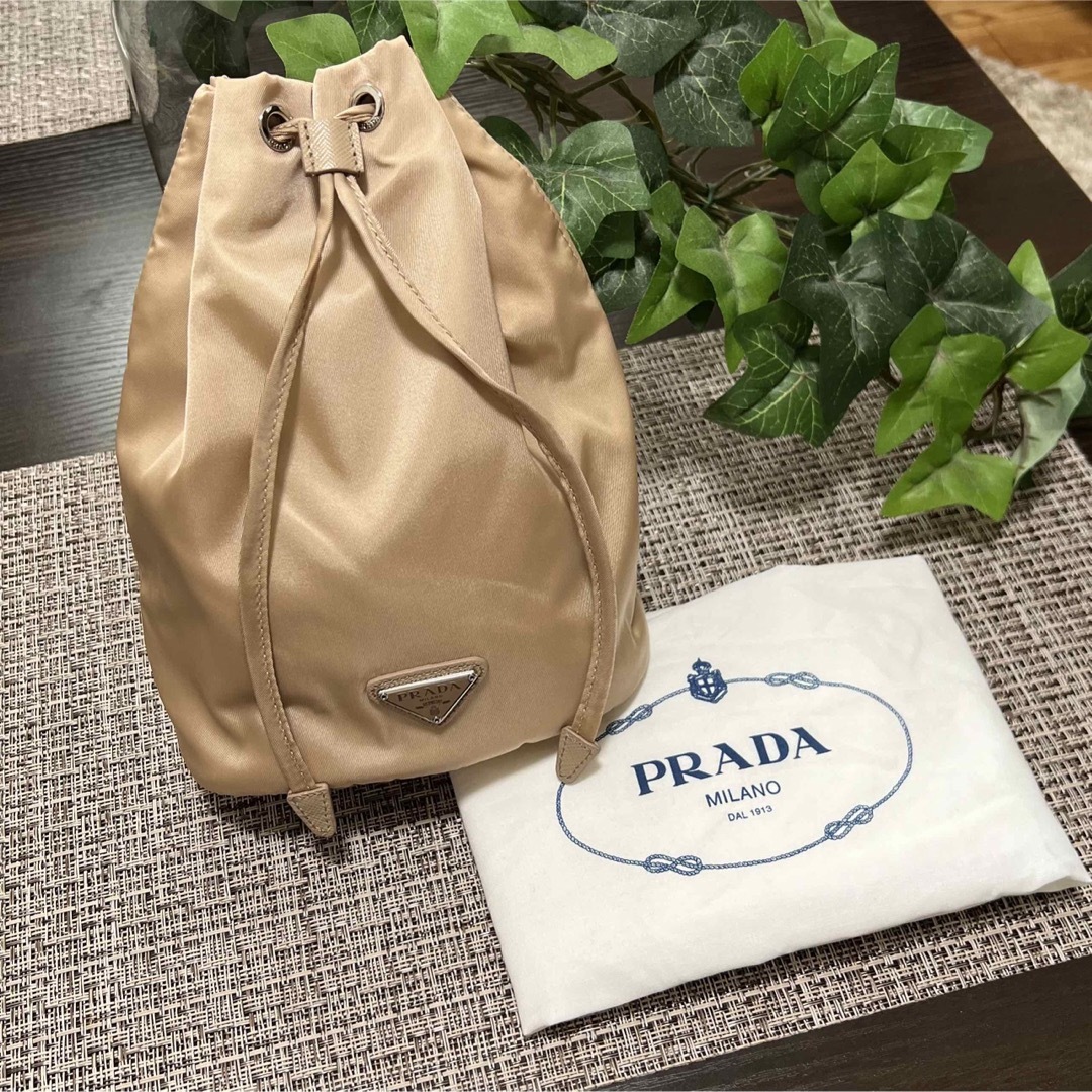 レディースPRADA プラダ 巾着 ベージュ 布袋付き 未使用 美品