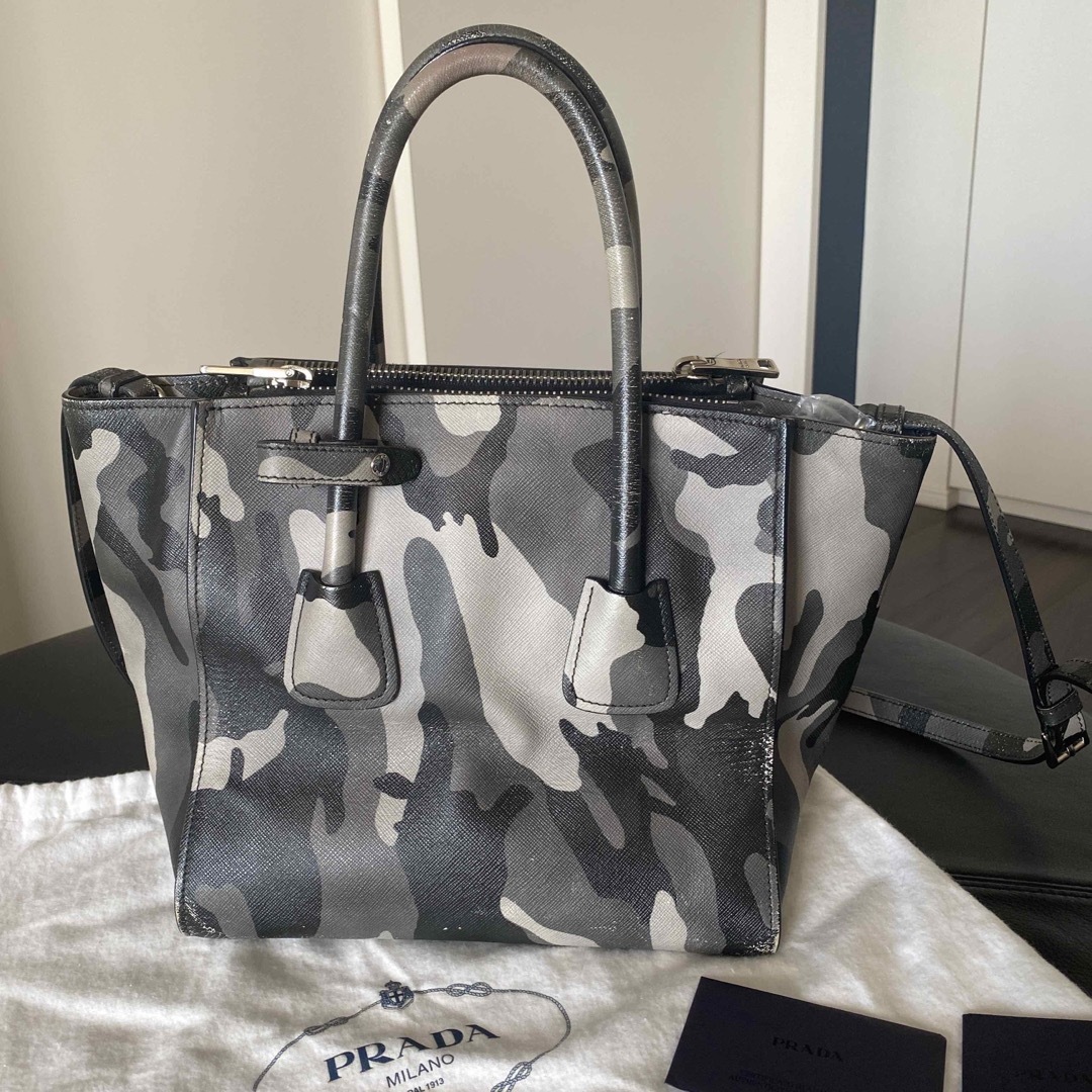 PRADA(プラダ)のプラダ PRADA カモフラ 迷彩 レザー 2way ショルダー バッグ　グレー レディースのバッグ(ハンドバッグ)の商品写真