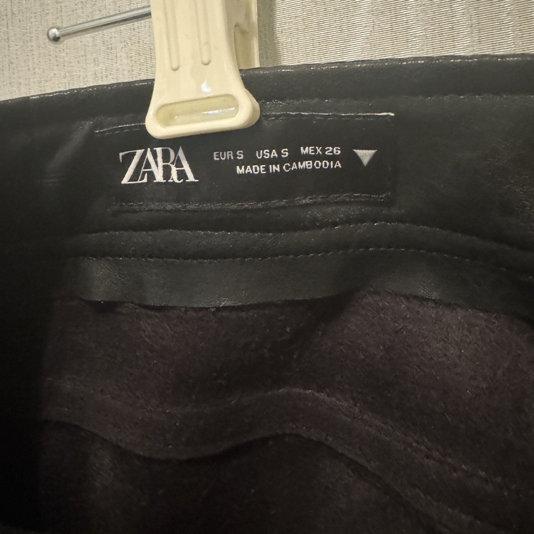ZARA(ザラ)のZARA（ザラ）フェイク　レザー　ショートパンツ レディースのパンツ(ショートパンツ)の商品写真