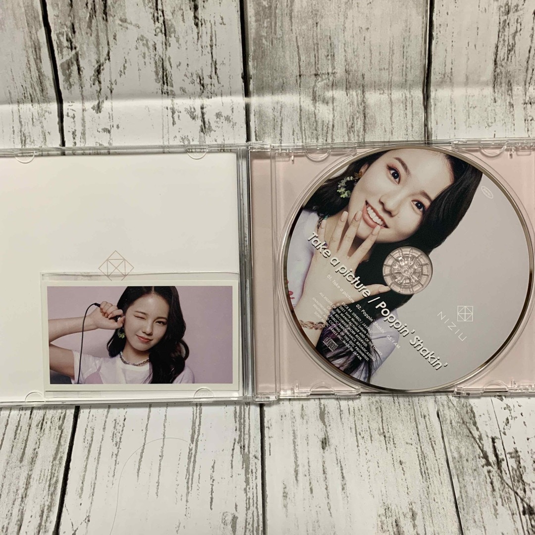 NiziU(ニジュー)のNiziU 『Take a picture』アヤカ盤 エンタメ/ホビーのCD(K-POP/アジア)の商品写真