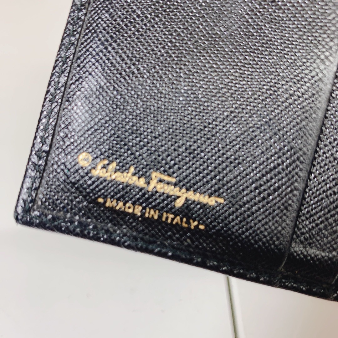Salvatore Ferragamo(サルヴァトーレフェラガモ)のSalvatore Ferragamo レザー 折り財布 ガンチーニ 美品 レディースのファッション小物(財布)の商品写真