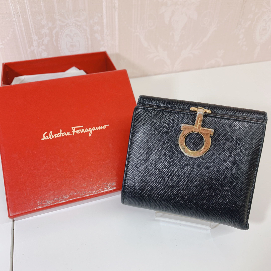 Salvatore Ferragamo(サルヴァトーレフェラガモ)のSalvatore Ferragamo レザー 折り財布 ガンチーニ 美品 レディースのファッション小物(財布)の商品写真