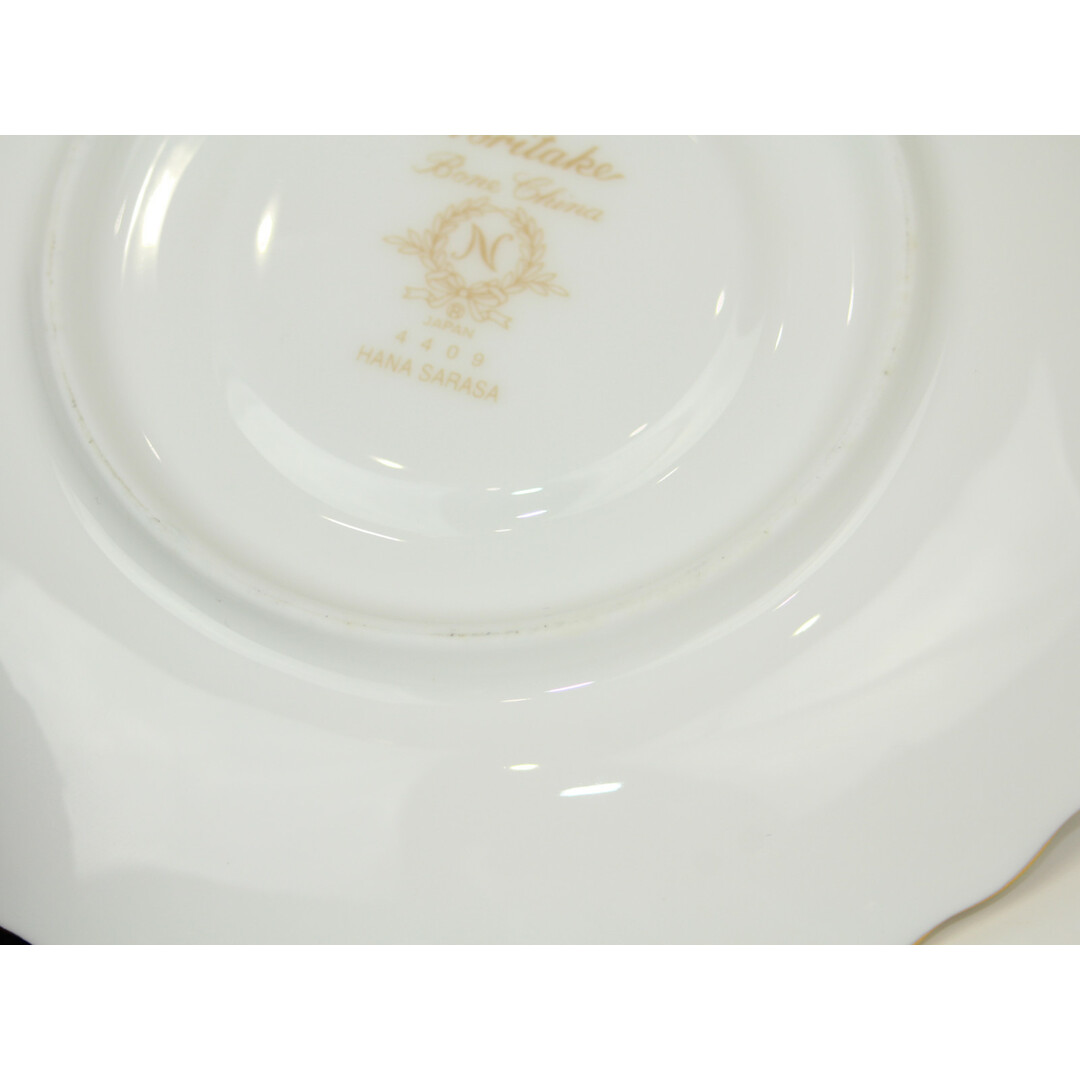 Noritake 花更紗 カップ&ソーサー ホワイト レッド グリーン系 白 赤 緑系 BONE CHINA ボーンチャイナ レディース お祝い プレゼント 贈り物 コップ 食器 コーヒー 紅茶　花柄 フラワー【中古】 松前R56号店 インテリア/住まい/日用品のキッチン/食器(その他)の商品写真