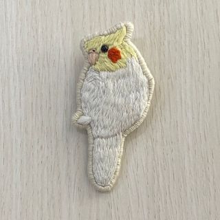 鳥の刺繍ブローチ ハンドメイド(コサージュ/ブローチ)