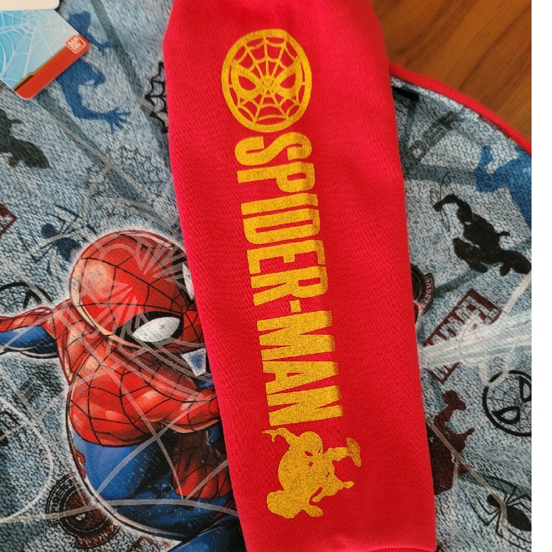 MARVEL(マーベル)の新品　130㎝　光るスパイダーマン　裏起毛長袖パジャマ キッズ/ベビー/マタニティのキッズ服男の子用(90cm~)(パジャマ)の商品写真