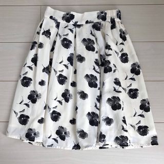 マジェスティックレゴン(MAJESTIC LEGON)の♡MAJESTIC LEGON♡ モノトーンフラワー柄スカート🤍(ひざ丈スカート)