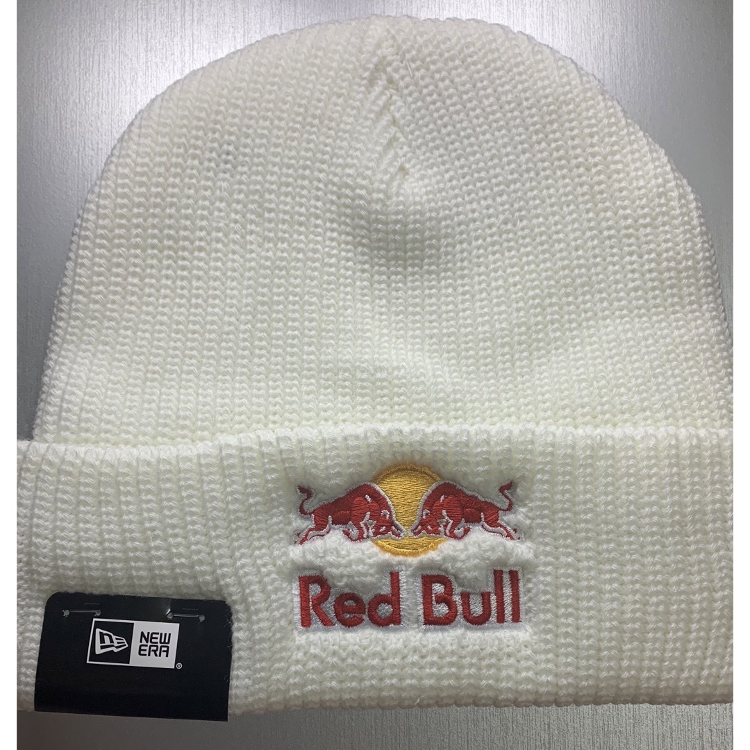 NEW ERA(ニューエラー)の【新品】RedBull ×ニューエラニット　ホワイト メンズの帽子(ニット帽/ビーニー)の商品写真