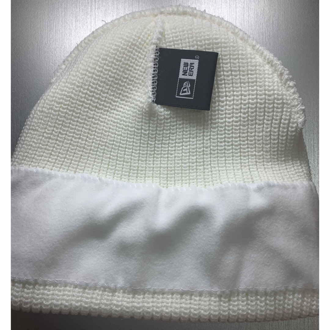 NEW ERA(ニューエラー)の【新品】RedBull ×ニューエラニット　ホワイト メンズの帽子(ニット帽/ビーニー)の商品写真
