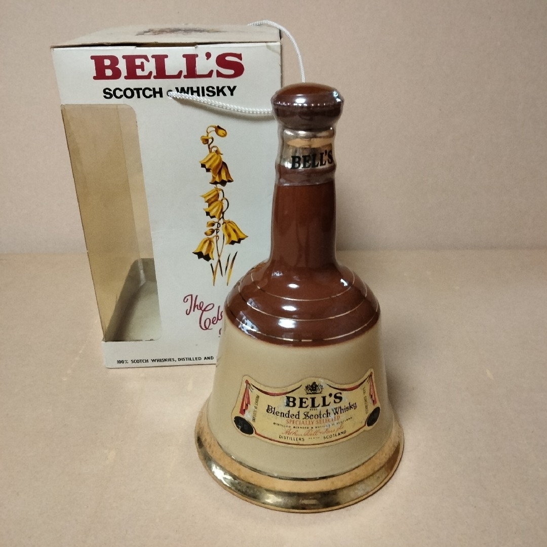 BELL(ベル)のベルウイスキー陶器ボトル750mm　古酒 食品/飲料/酒の酒(ウイスキー)の商品写真