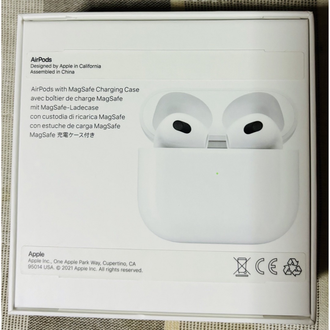 Apple(アップル)のApple Airpods (第3世代) MME73J/A スマホ/家電/カメラのオーディオ機器(ヘッドフォン/イヤフォン)の商品写真