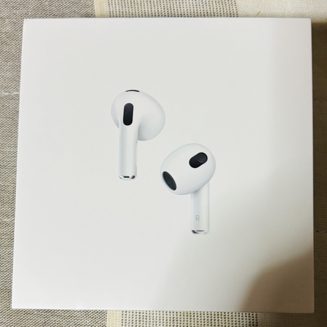 Apple(アップル)のApple Airpods (第3世代) MME73J/A スマホ/家電/カメラのオーディオ機器(ヘッドフォン/イヤフォン)の商品写真