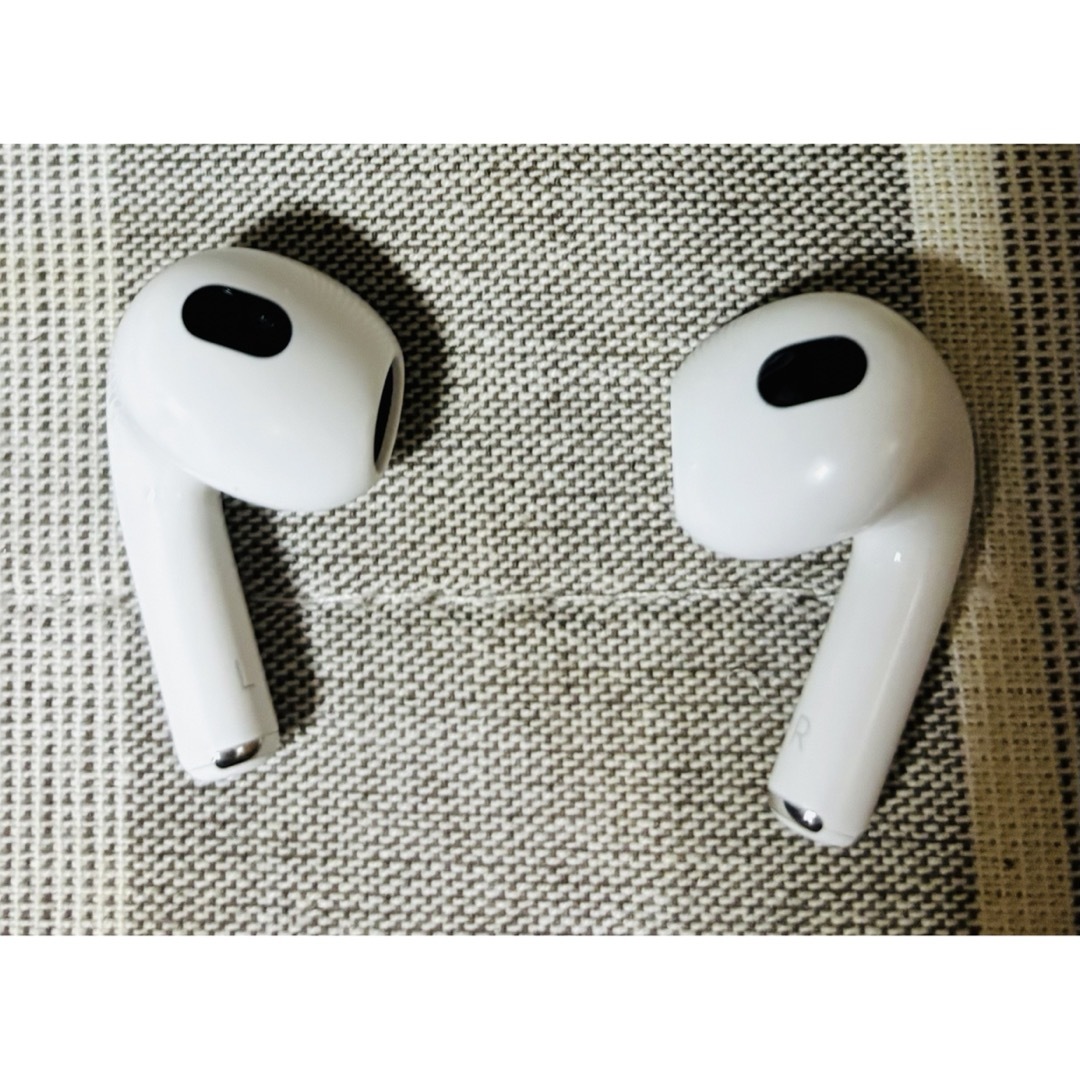 Apple(アップル)のApple Airpods (第3世代) MME73J/A スマホ/家電/カメラのオーディオ機器(ヘッドフォン/イヤフォン)の商品写真