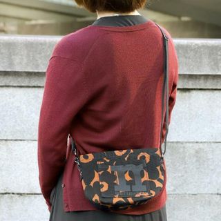 マリメッコ(marimekko)の新品 マリメッコ Marimekko ショルダーバッグ ピエニ ウニッコ MONO MINI CROSSBODY ブラウン/ダークネイビー(ショルダーバッグ)