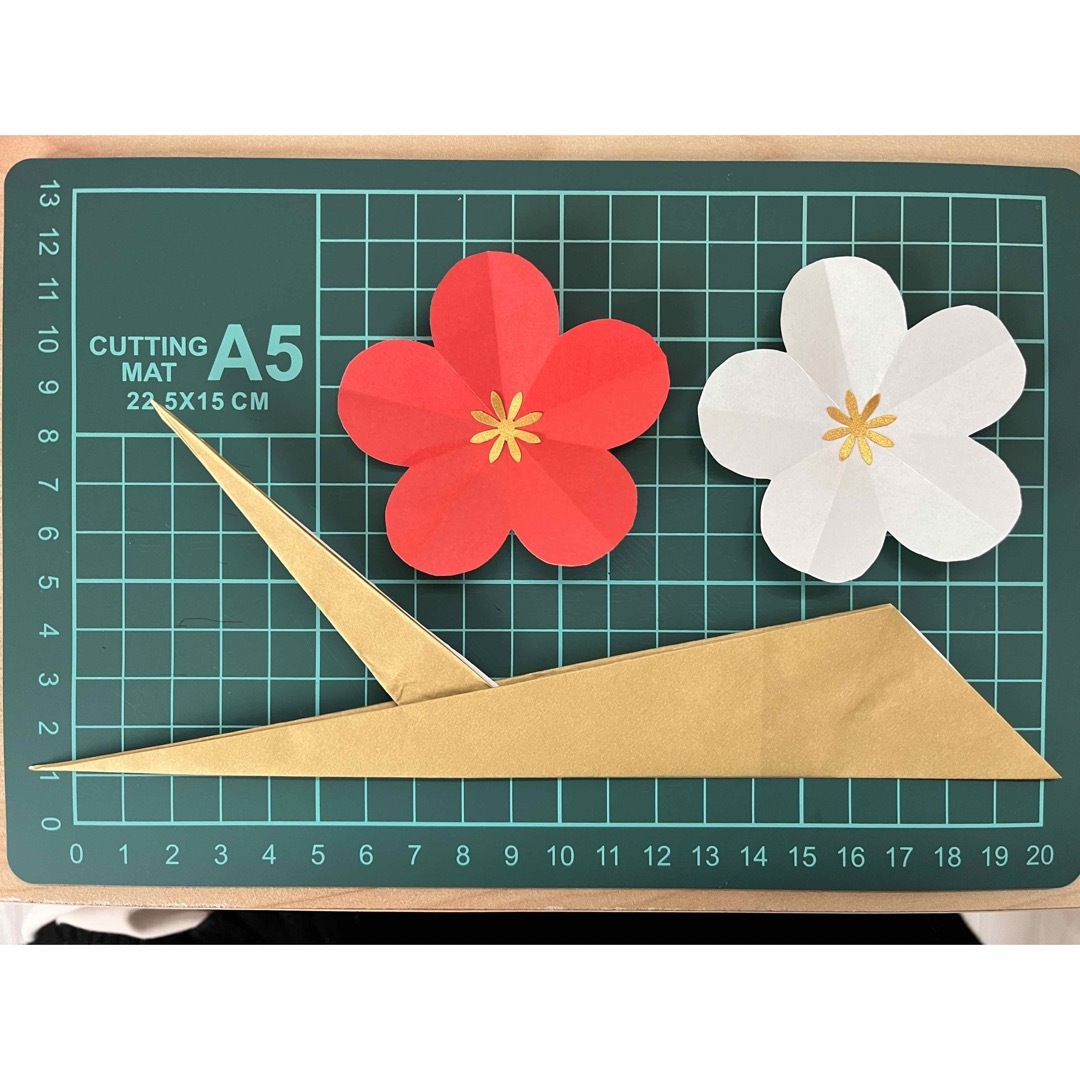 梅の花　枝　折り紙　ハンドメイド　壁面飾り　お正月　お祝い　七五三 ハンドメイドの素材/材料(型紙/パターン)の商品写真