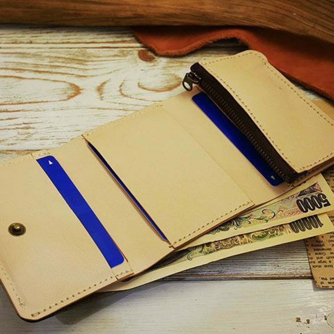 三つ折りコンパクトレザーミニ財布 牛本ヌメ Dブラウン メンズのファッション小物(折り財布)の商品写真